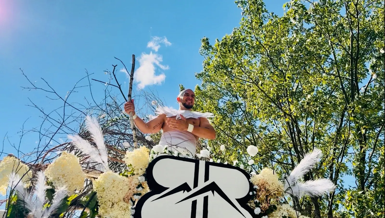 Artiste perché au-dessus d'une installation fleurie à Bromont en Blanc