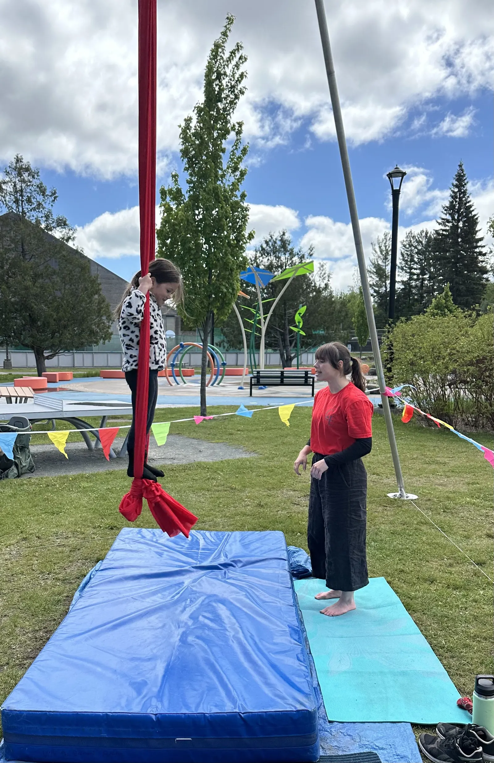 Jeunes participants découvrant le trapèze lors d'une initiation en plein air