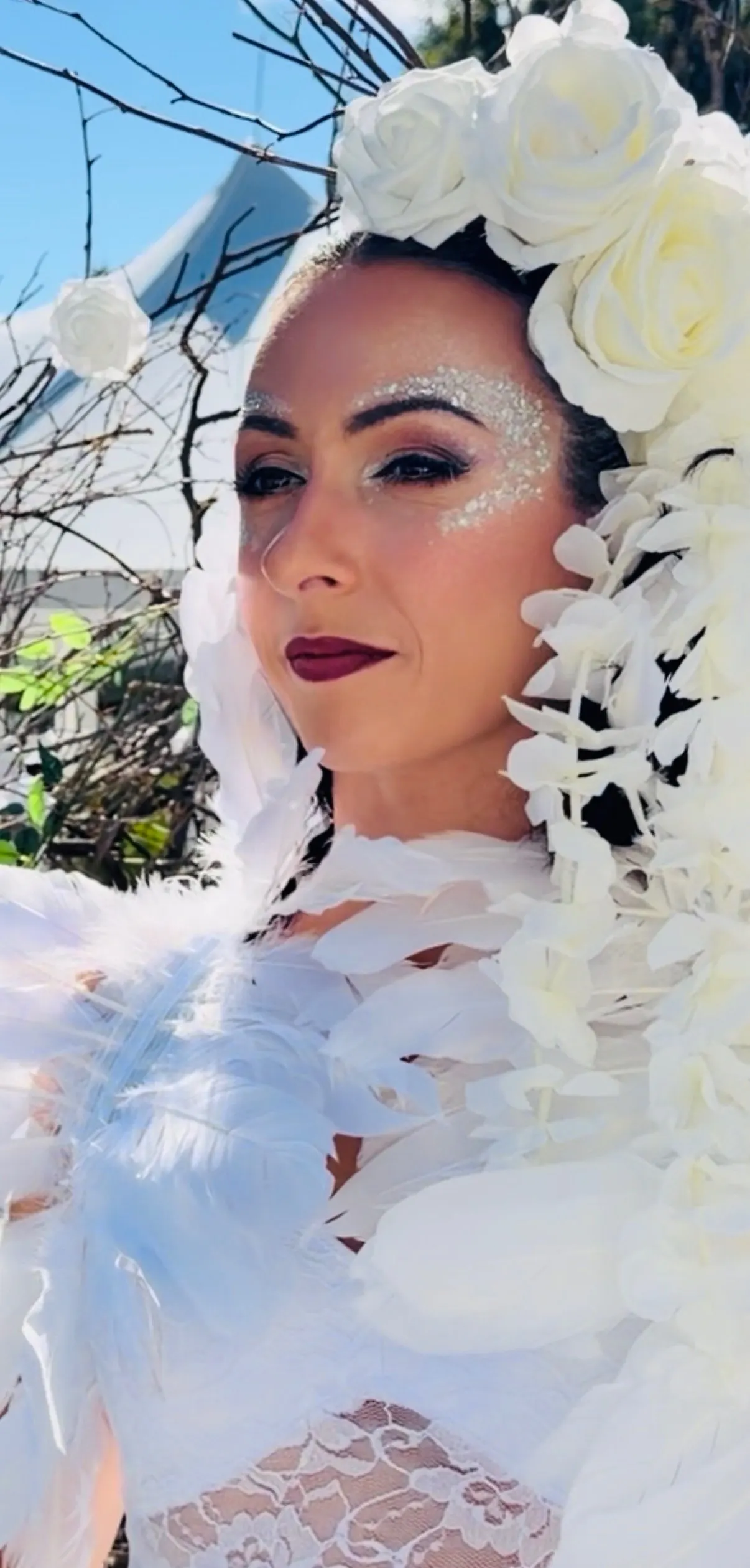 Portrait d'une artiste en costume de fleurs blanches