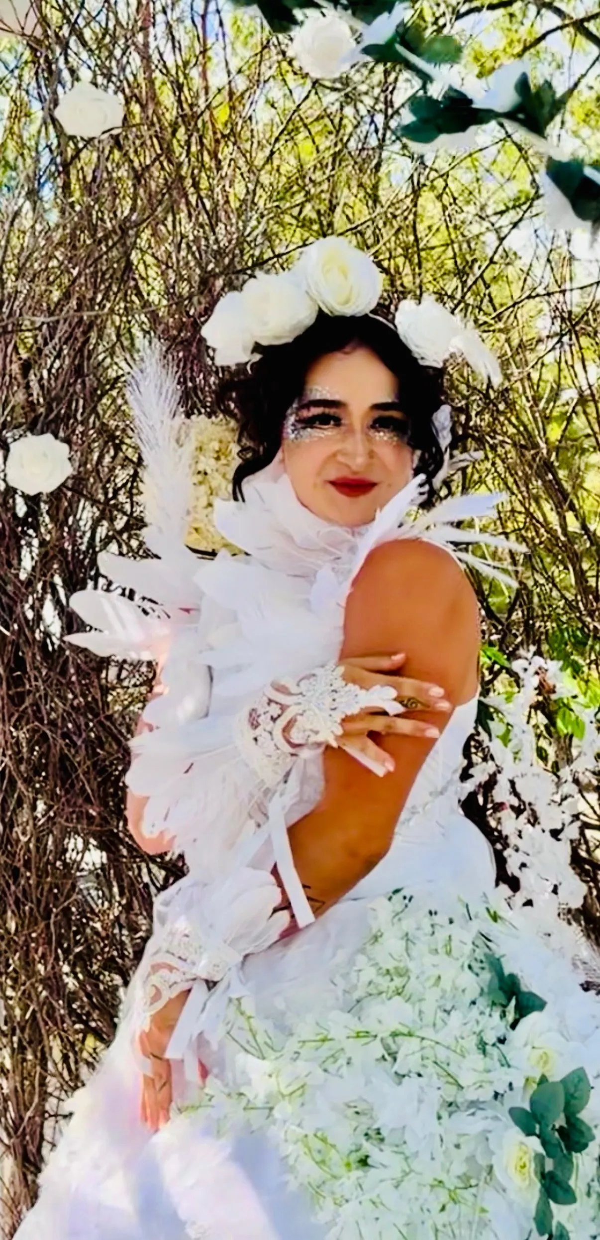 Personnage en costume de fleurs blanches dans un décor végétal