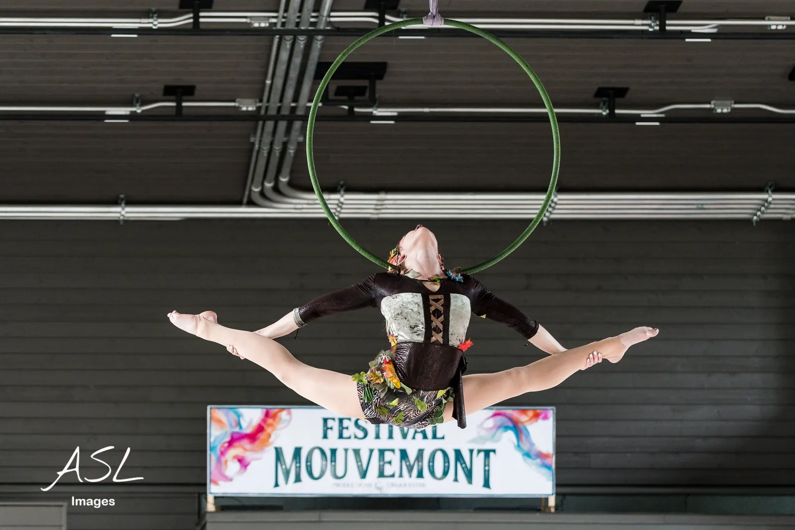 Grand écart au cerceau aérien sur la scène du Festival MouveMont