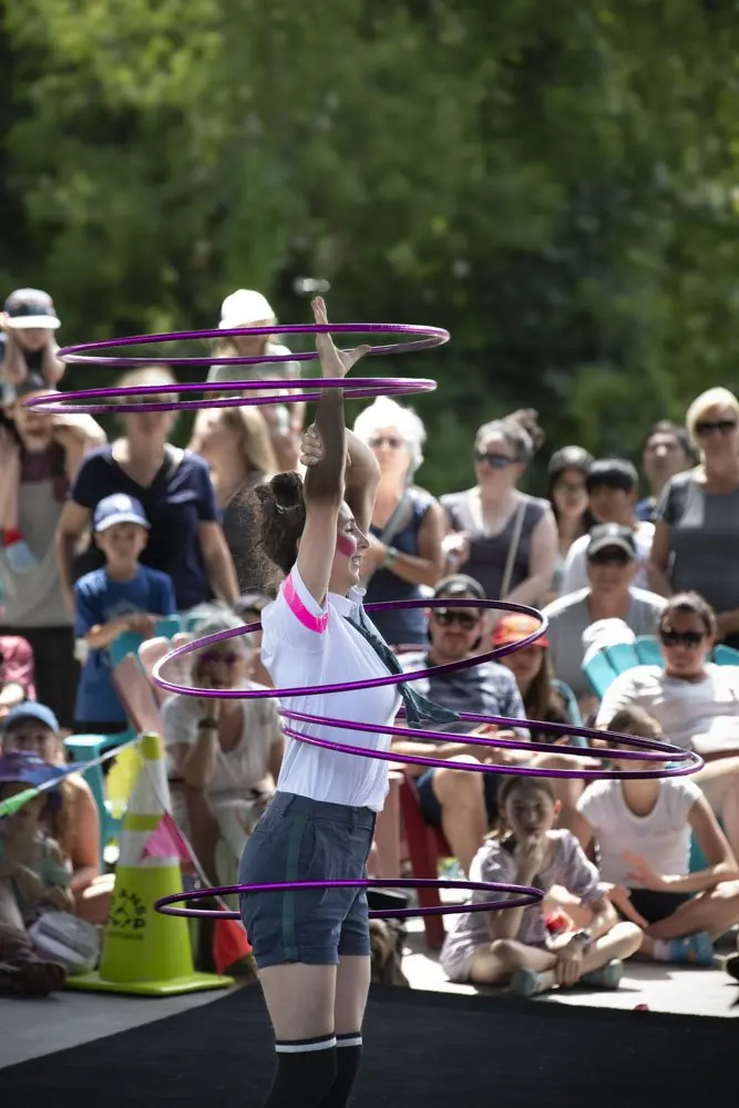 Artiste aux cerceaux devant une foule au Festival MouveMont